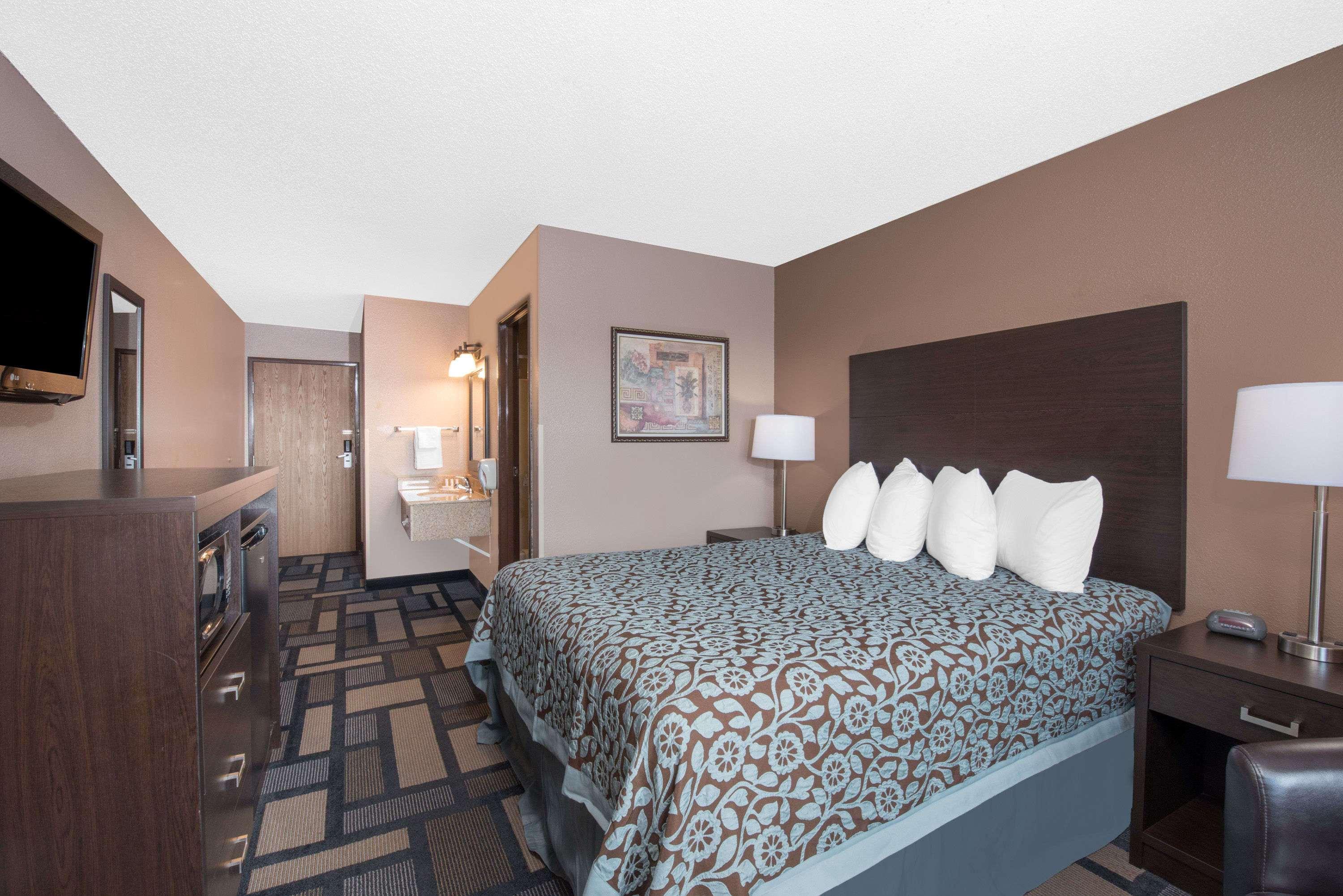 Days Inn By Wyndham Watertown Exterior foto